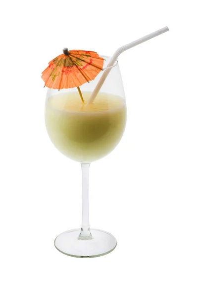 Pina Colada混合饮料 白色背景的伞形装饰 — 图库照片