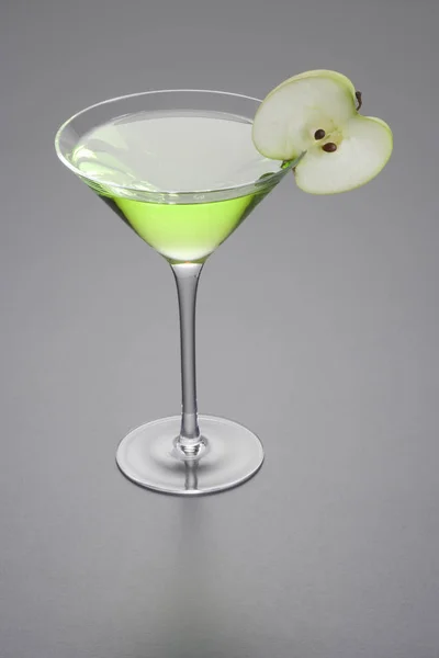 Apple Martini Blandad Dryck Med Äppelskiva Garnera Grå Bakgrund — Stockfoto