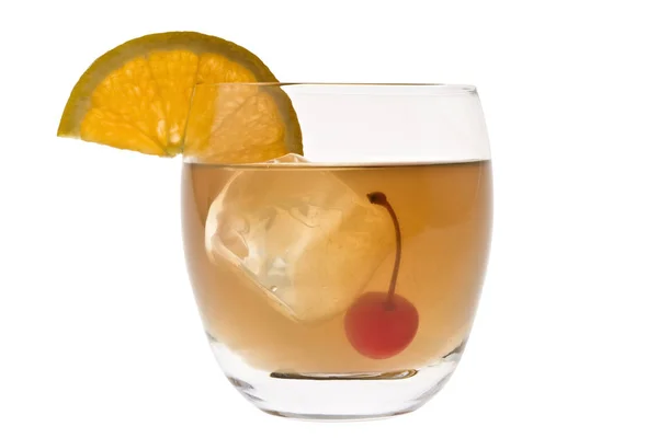 威士忌混合饮料 樱桃和桔子片 白色背景 — 图库照片