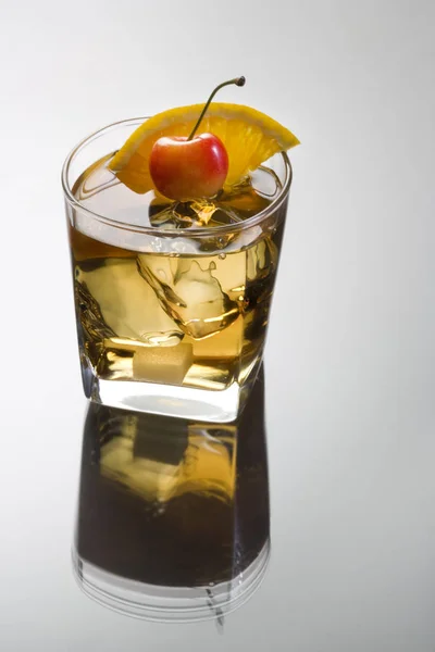 Old Fashioned Gemengde Drank Met Sinaasappelschijfje Kers Suikerklontje Garnering Grijze — Stockfoto