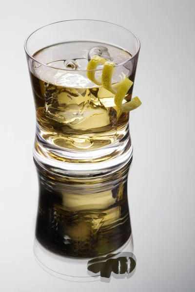 Roestige Spijker Gemengd Drankje Met Citroenschil Een Grijze Achtergrond Met — Stockfoto