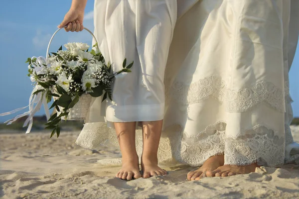 Sposa Fiore Ragazza Stare Una Spiaggia Sabbiosa Scatto Orizzontale — Foto Stock