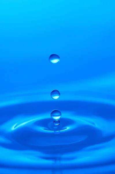 Kapka Vody Padající Modré Pozadí — Stock fotografie