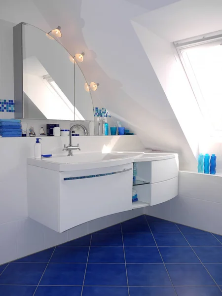 带有白色墙壁和蓝色细节的现代化浴室 — 图库照片