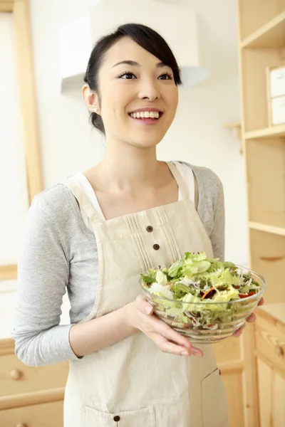 Huisvrouw Serveert Een Salade — Stockfoto