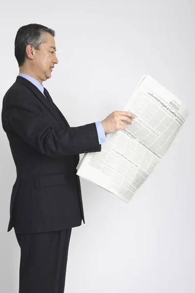 Ejecutivo Japonés Leyendo Periódico — Foto de Stock