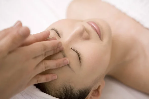 Jeune Femme Recevant Massage Facial Dans Salon Spa — Photo