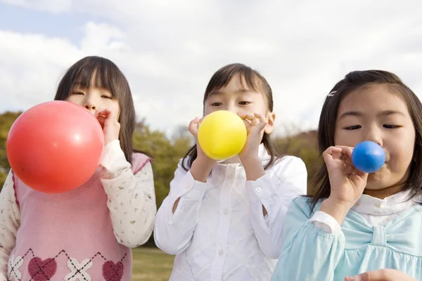 Japanische Mädchen Sprengen Einen Ballon Die Luft — Stockfoto