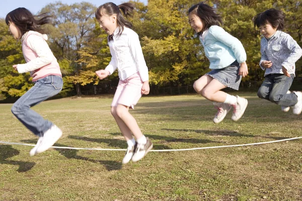 어린이들 공원에서 밧줄을 건너뛰다 — 스톡 사진