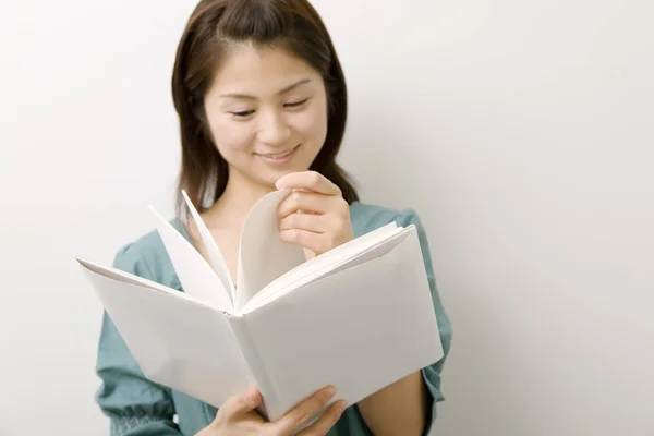 Japanese Young Woman Reading Book — Stock Photo, Image