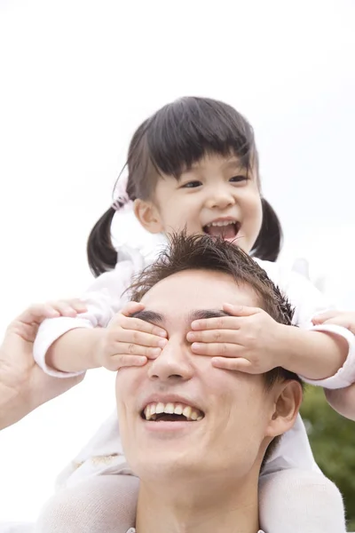 Mujer Levantada Hasta Los Hombros Del Padre — Foto de Stock