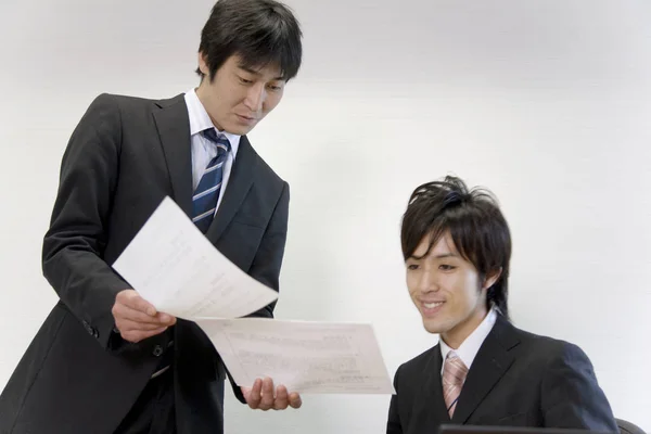 Japanese Office Workers Having Brief Meeting – stockfoto