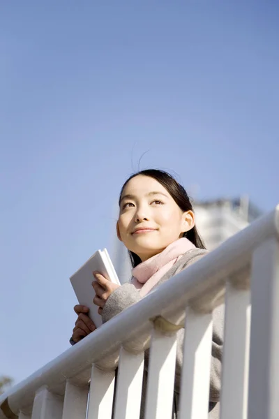 Japansk Kvinna Den Blå Himlen — Stockfoto