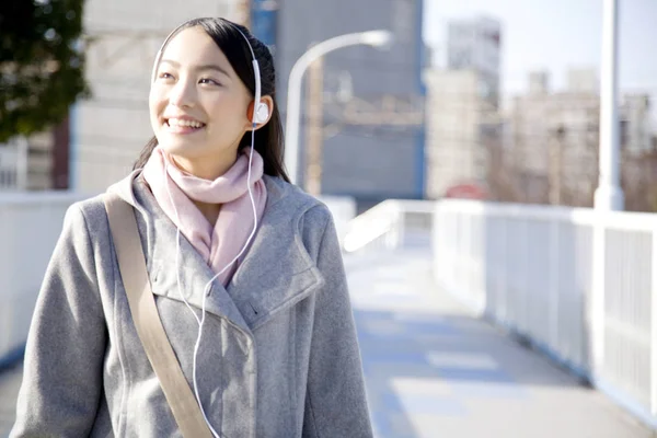 音楽を聴く日本人女性 — ストック写真