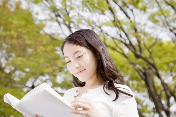 日本年轻女子在看书 — 图库照片