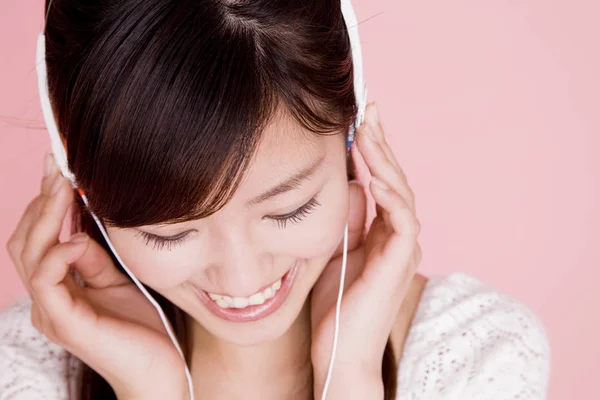 Mujer Joven Japonesa Que Escucha Música — Foto de Stock