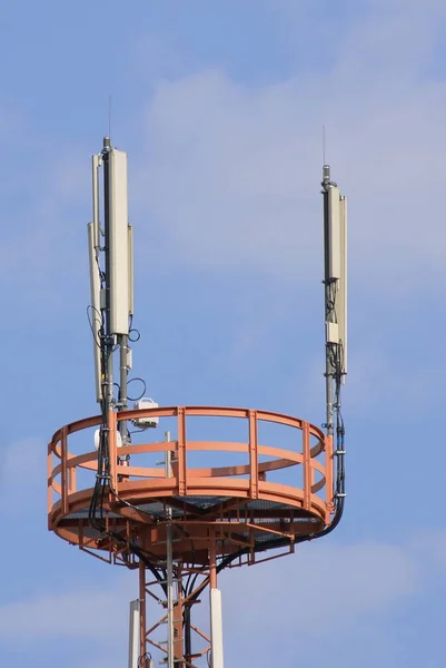 Телекомунікаційна Вежа Антенами Вершині Неба — стокове фото