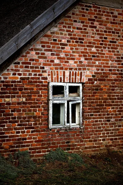 古い放棄されたレンガの壁と窓 — ストック写真