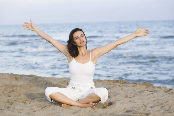 Young Woman Meditating Beach — Stock Photo, Image