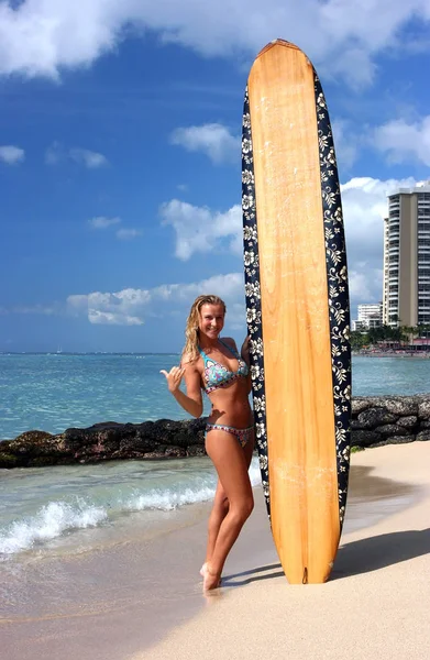 Молода Жінка Бікіні Дошкою Серфінгу Пляжі — стокове фото