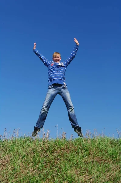 Подростки Прыгают Воздух Радости — стоковое фото
