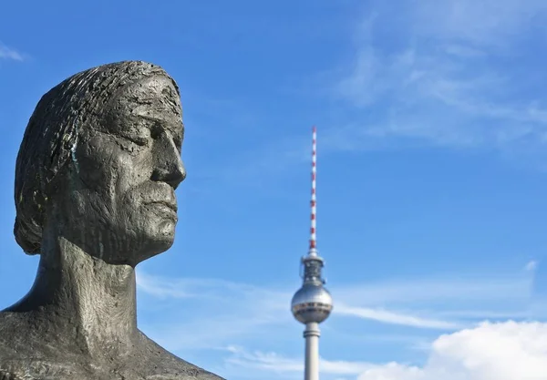 Estatua Con Torre Televisión — Foto de Stock