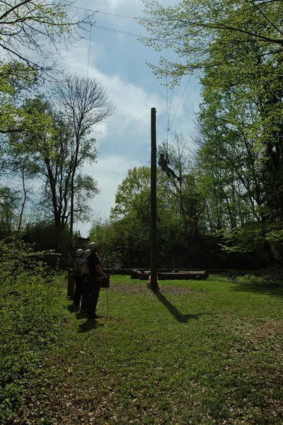 Uomo Giacca Cravatta Con Uno Zaino Sullo Sfondo Della Foresta — Foto Stock