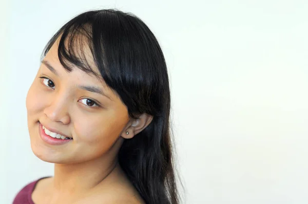 Menina Asiática Bonita Sorrindo — Fotografia de Stock