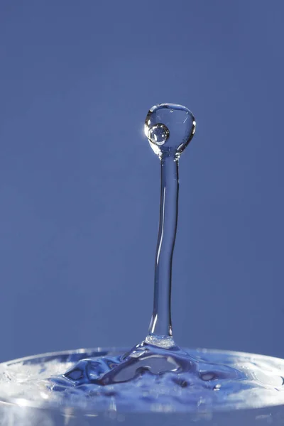 Gota Água Fundo Azul — Fotografia de Stock