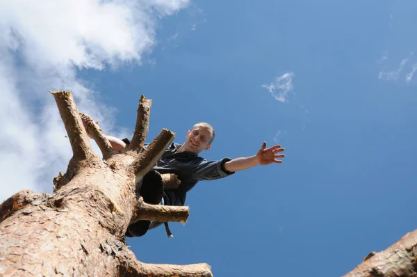 Giovane Con Zaino Piedi Sulla Cima Della Montagna — Foto Stock