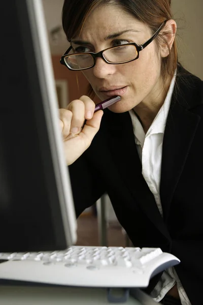Bilgisayardaki Stresli Kadın — Stok fotoğraf