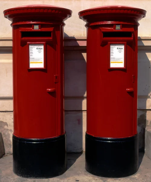 Två Engelska Röda Brevlådor — Stockfoto