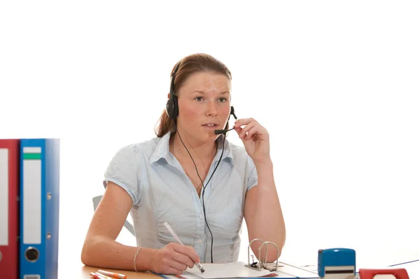 Ung Kvinna Ett Callcenter Med Ett Headset — Stockfoto