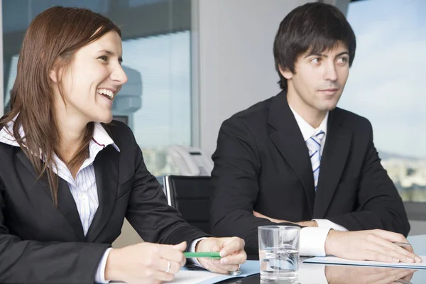 Zakenman Lachen Met Assistent — Stockfoto