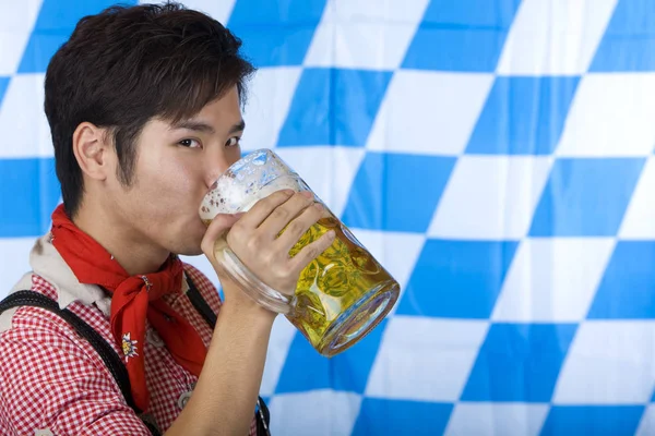 Chinês Homem Lederhosen Beber Cerveja Fora Oktoberfest Cerveja Stein — Fotografia de Stock