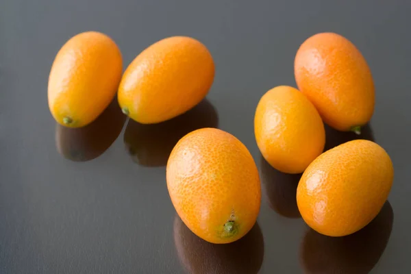 Frische Reife Mandarinen Auf Schwarzem Hintergrund — Stockfoto