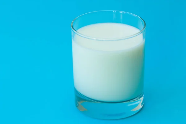 Стакан Молока Синем Фоне — стоковое фото