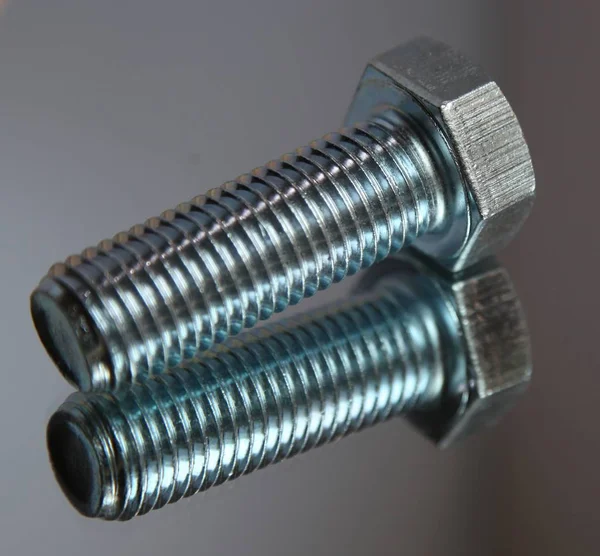 Tornillo Metal Sobre Fondo Gris — Foto de Stock