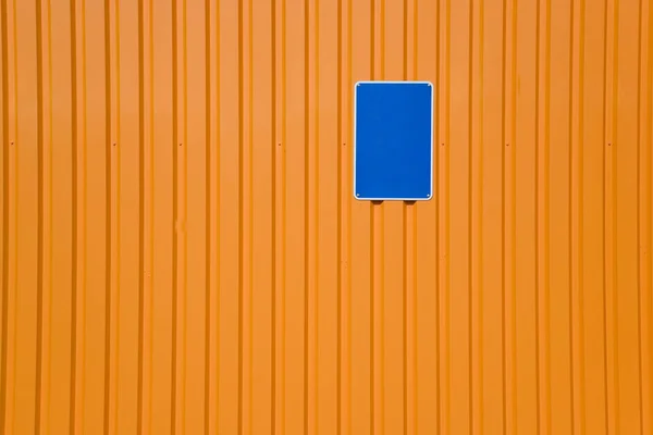 有機鋼製の壁に青い盾 — ストック写真