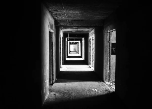 Karanlıkta Terk Edilmiş Ürkütücü Bir Bina — Stok fotoğraf