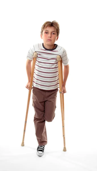 Verletzter Junge Auf Krücken — Stockfoto