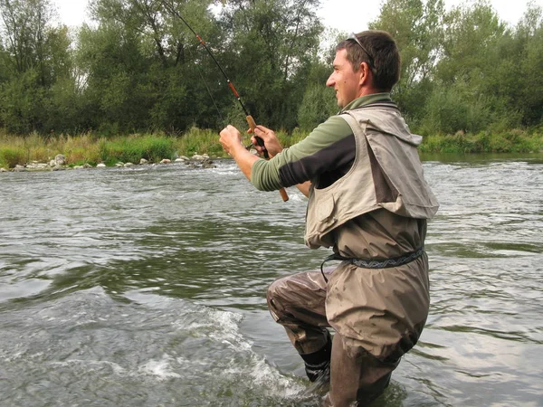 Pêcheur Avec Poisson Dans Rivière — Photo