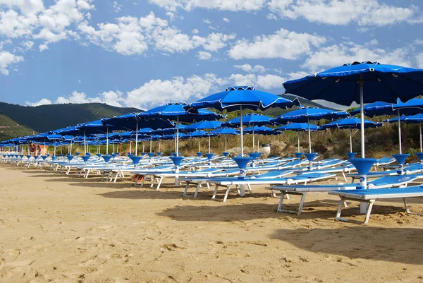 Srail Kuzeyindeki Akdeniz Kumlu Sahillerinde Plaj Sandalyeleri Şemsiyeler — Stok fotoğraf