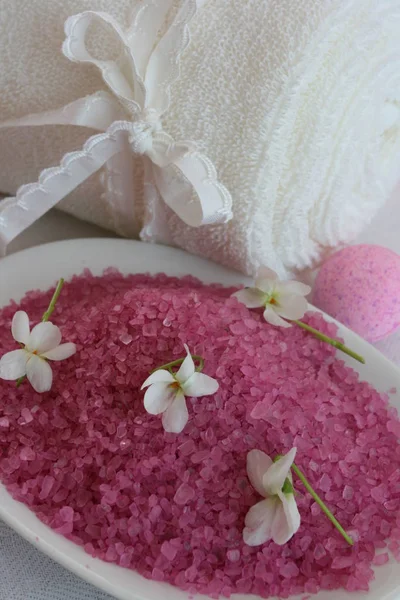 Ambiente Spa Con Flores Toallas Color Rosa — Foto de Stock