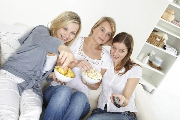 Drei Freundinnen Fernsehen — Stockfoto