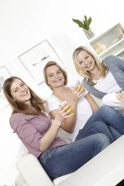 Drei Frauen Mit Orangensaft — Stockfoto