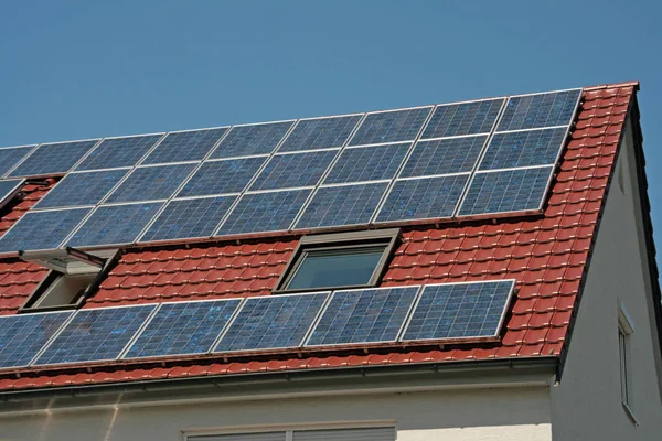 Ház Tető Solar Panelek — Stock Fotó