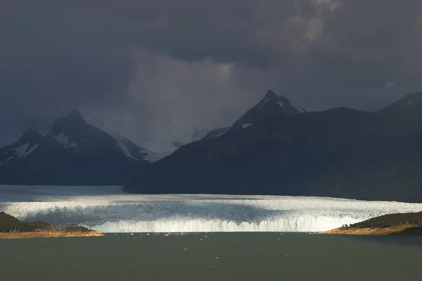 Iceberg Congelado Blanco Hielo Frío —  Fotos de Stock