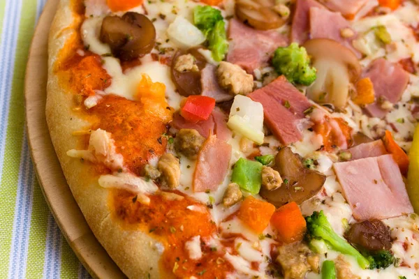 Pizza Suprema Com Mussarela Brócolis — Fotografia de Stock