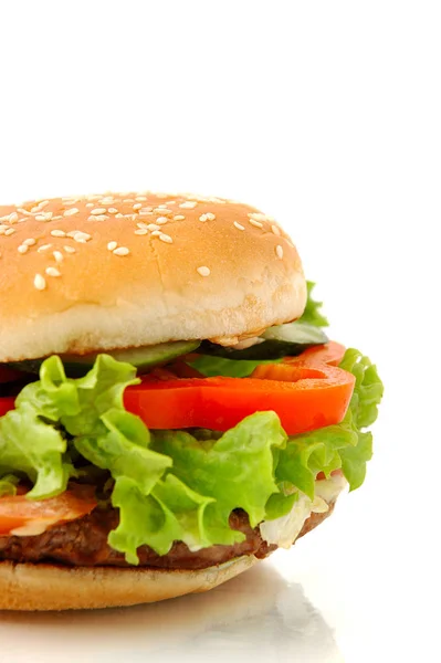 白を基調とした新鮮な野菜の大きなハンバーガー — ストック写真